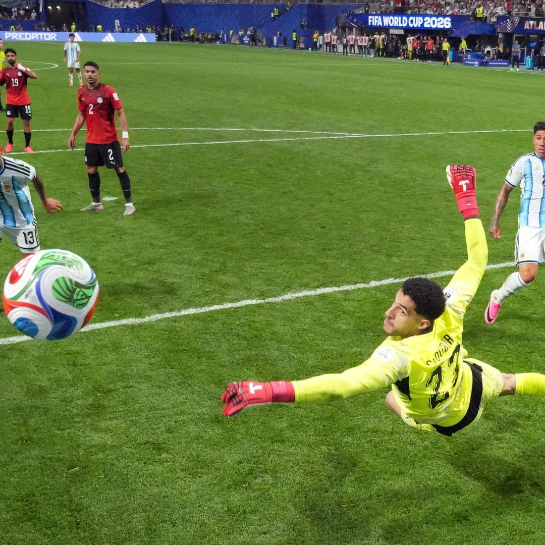 Cristian Romero, de Argentina, anota el primer gol. Foto: Reuters
